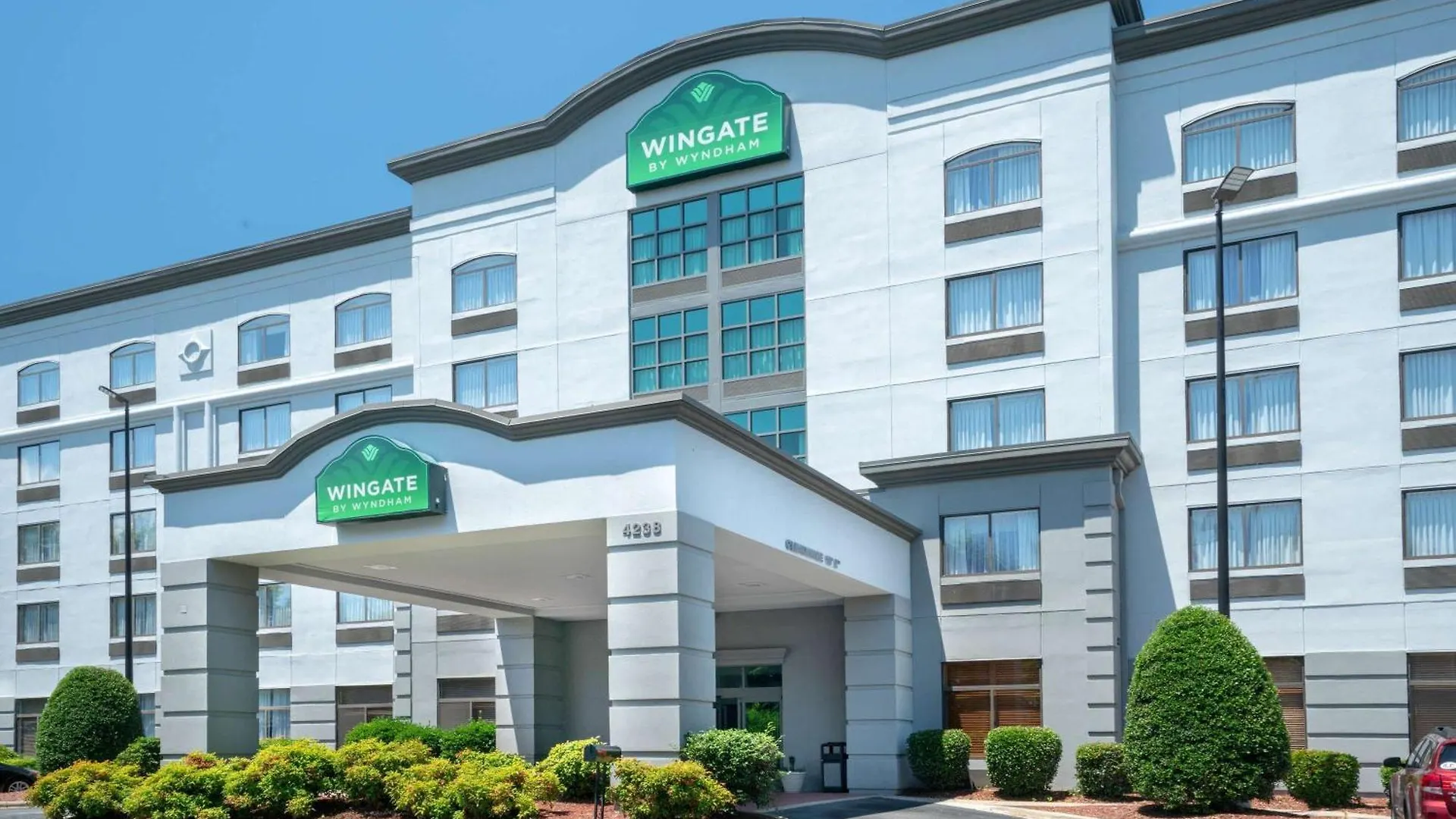 Staying Near Ray's Splash Planet: 5 Airport Hotels Compared