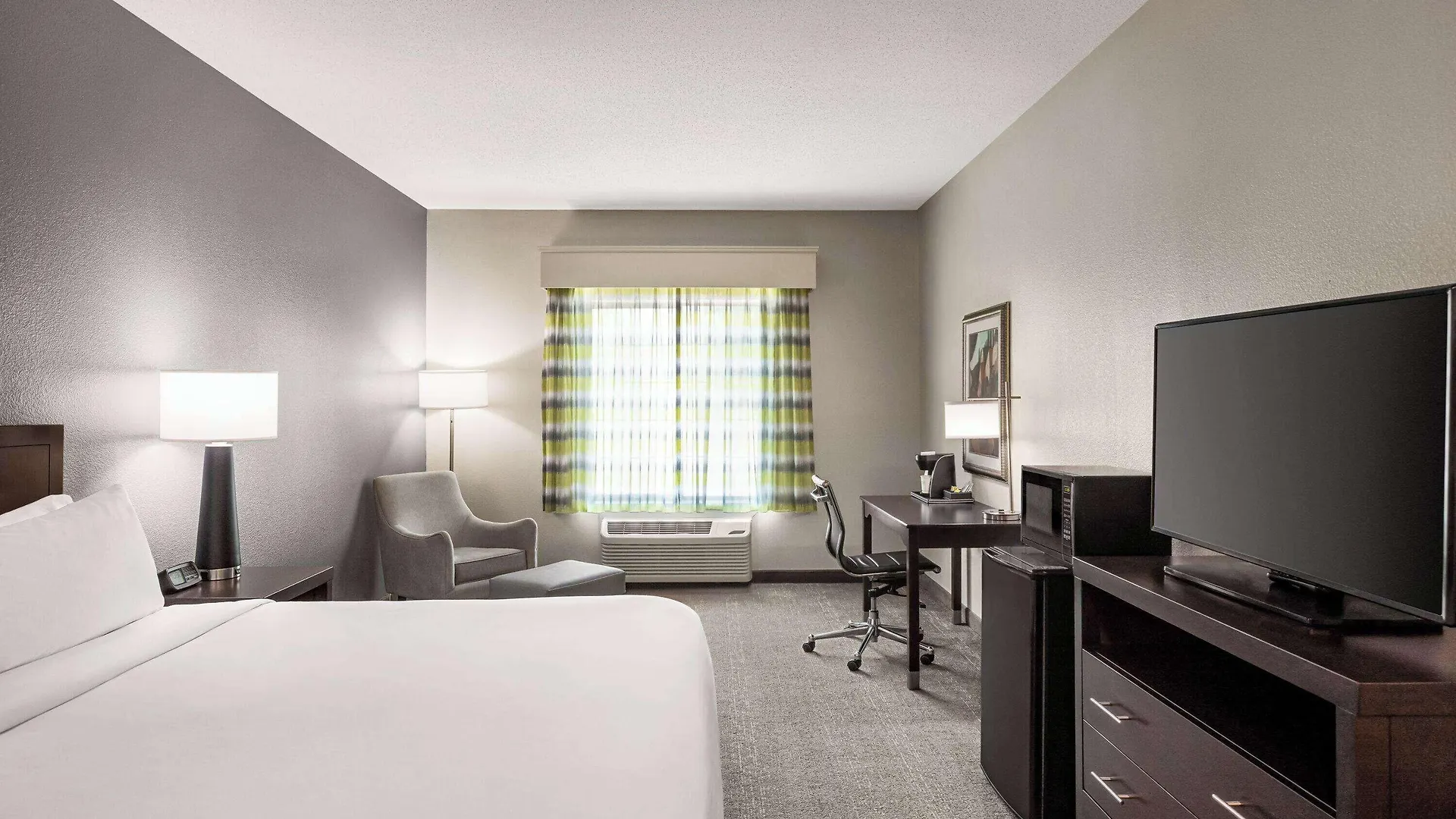 Where to Stay Near Mighty Eighth Air Force Museum: 6 Business Hotels