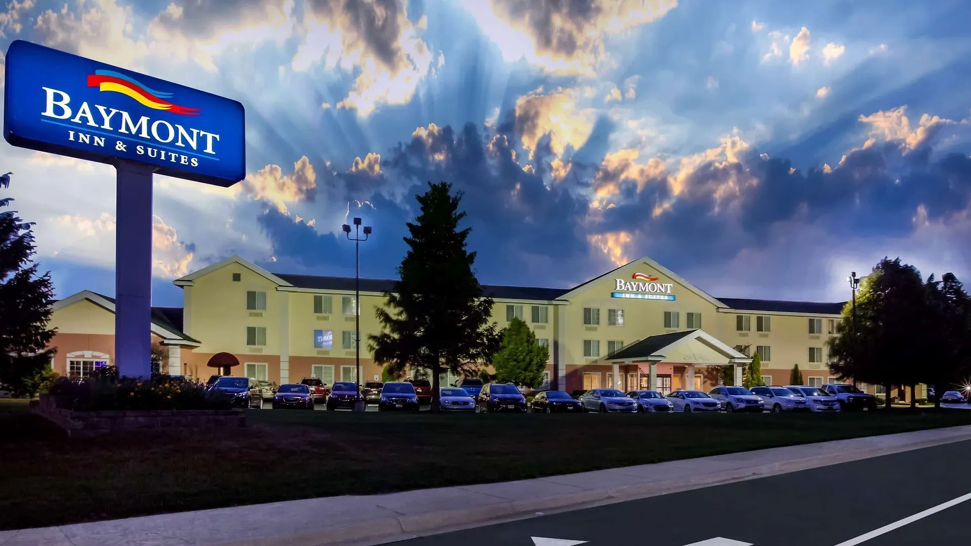Staying Near Mackinac Bridge: 8 Central Hotels Compared