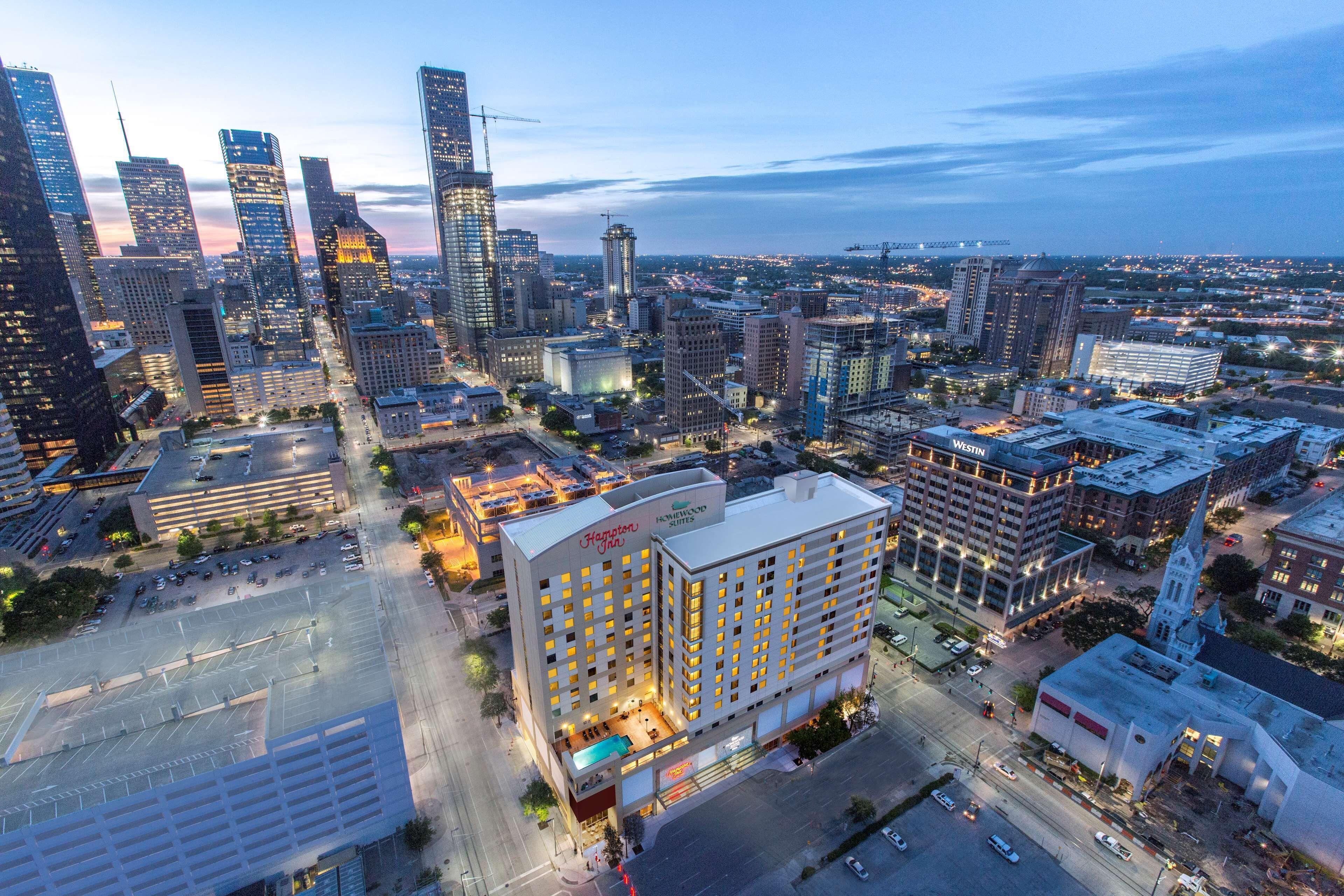 7 Family-Friendly Hotels in Downtown Houston Worth Booking
