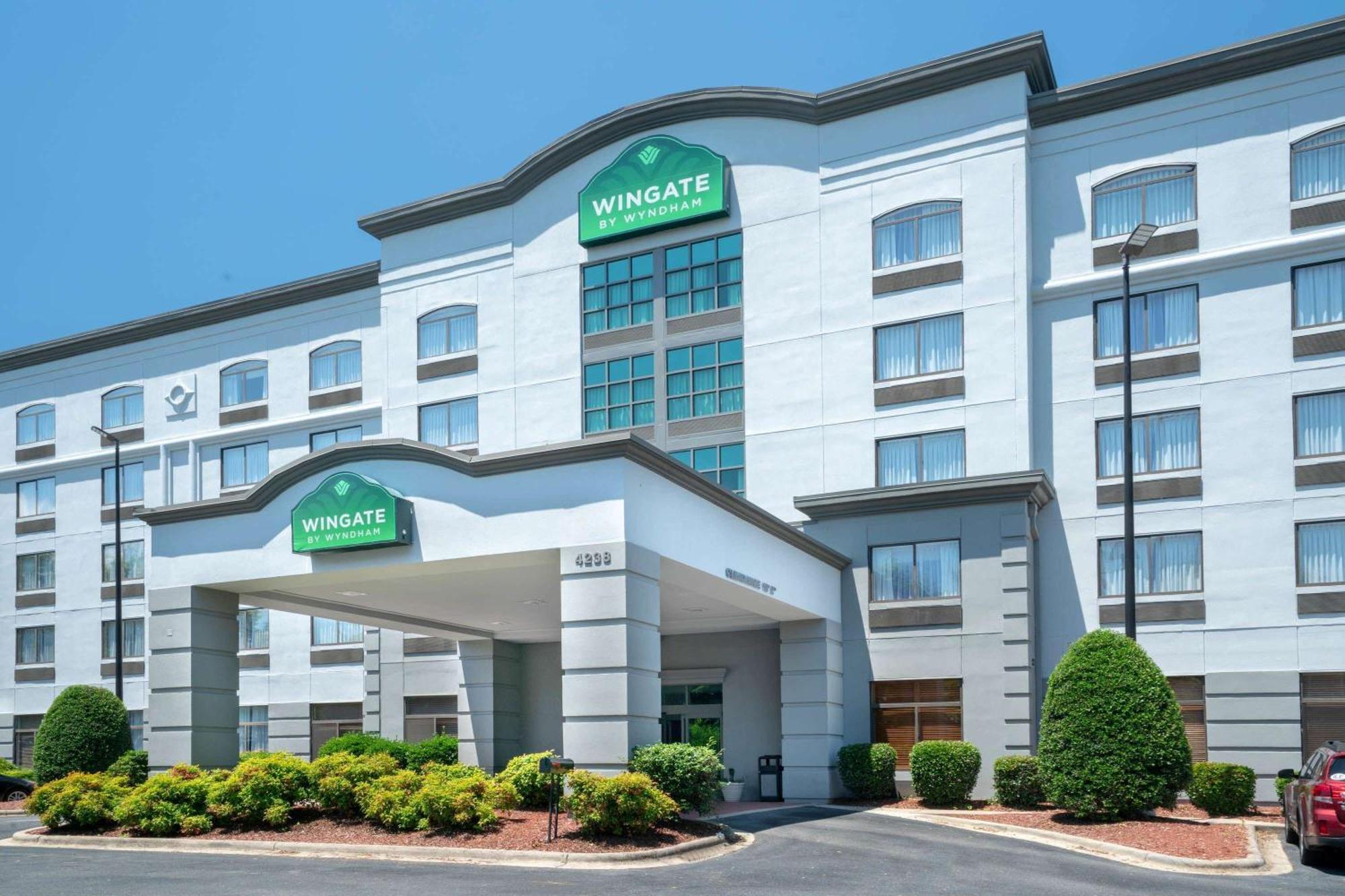 Staying Near Ray's Splash Planet: 5 Airport Hotels Compared