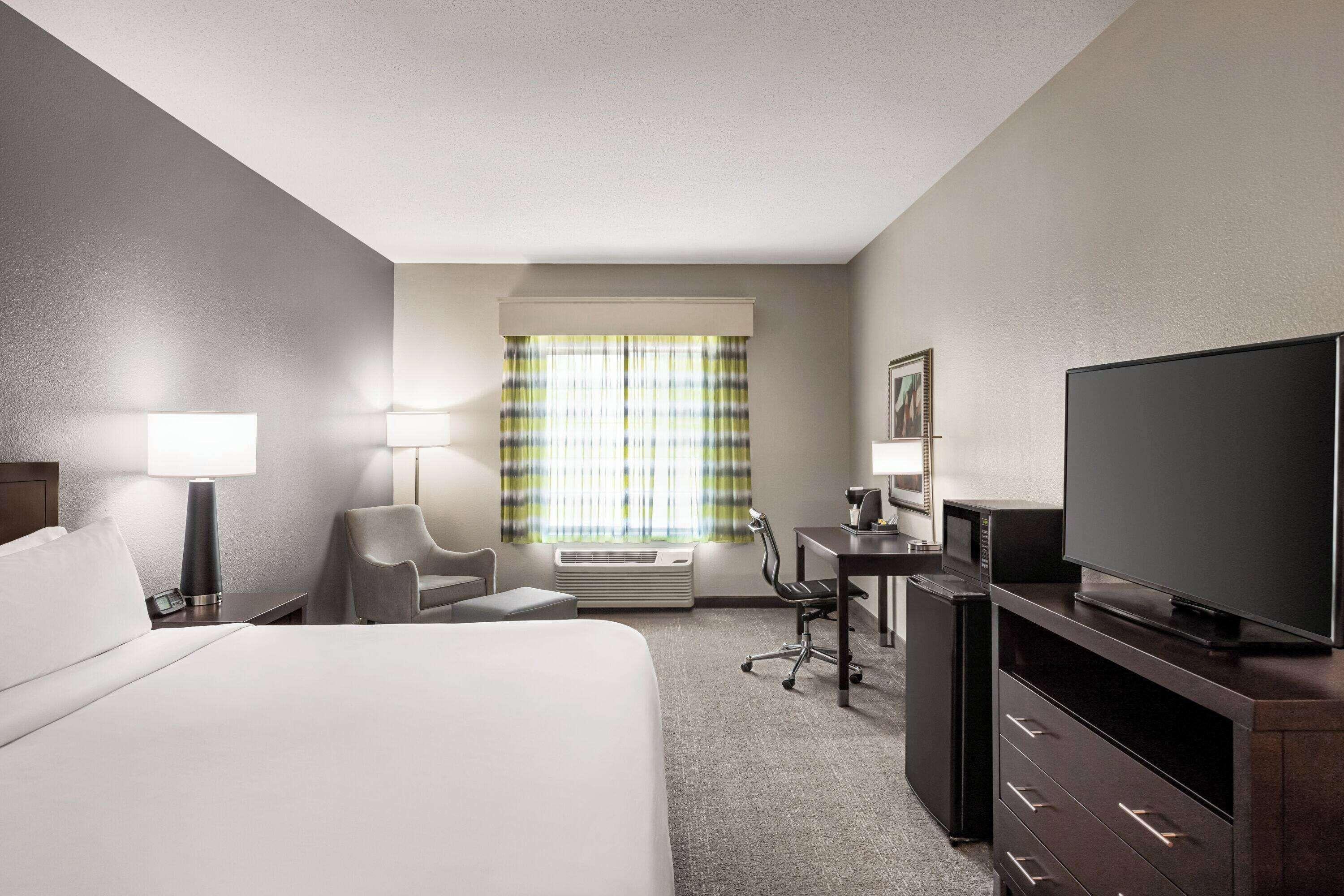 Where to Stay Near Mighty Eighth Air Force Museum: 6 Business Hotels