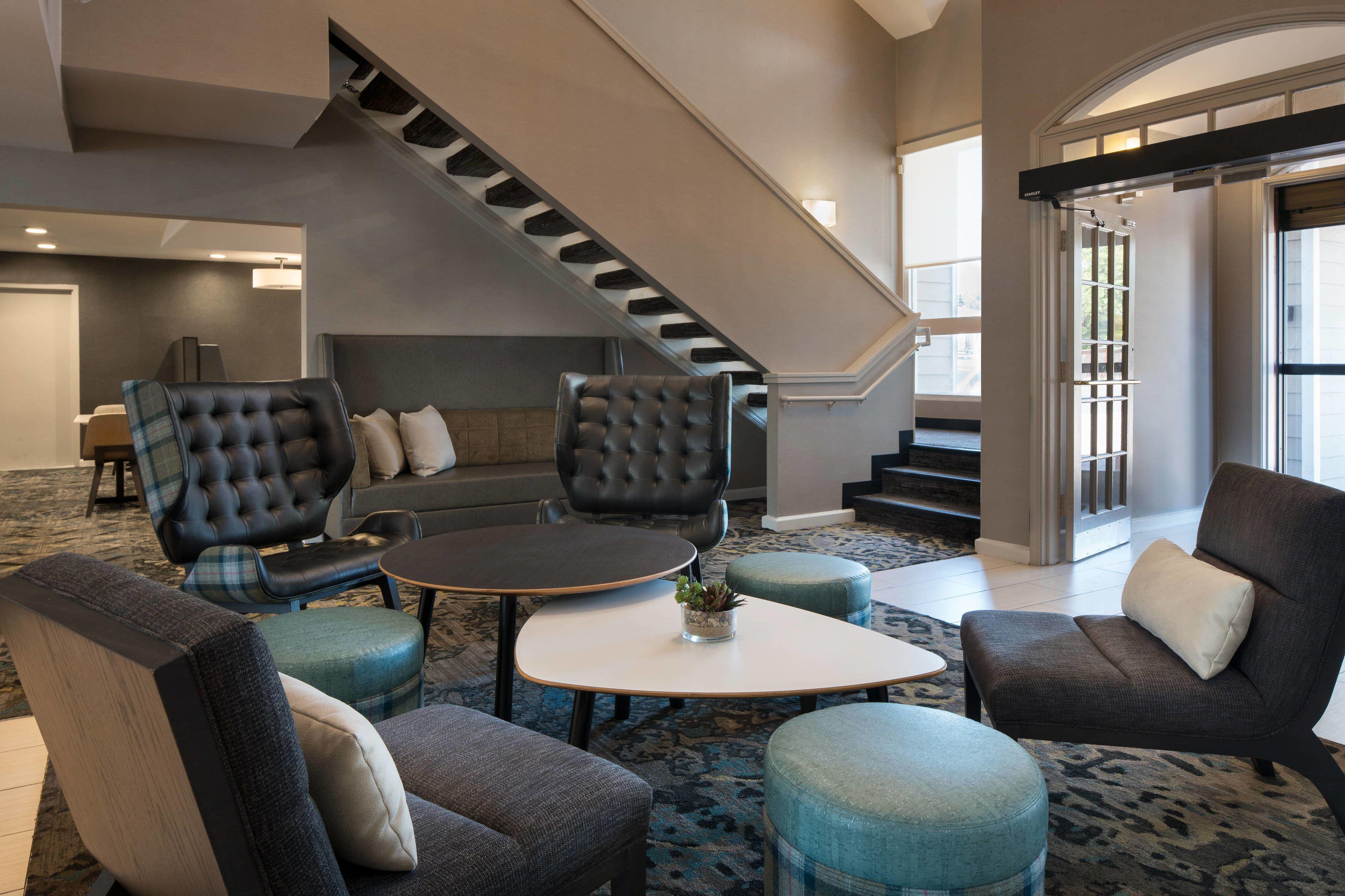 Staying Near Dublin Place: 2 Golf Hotels Compared