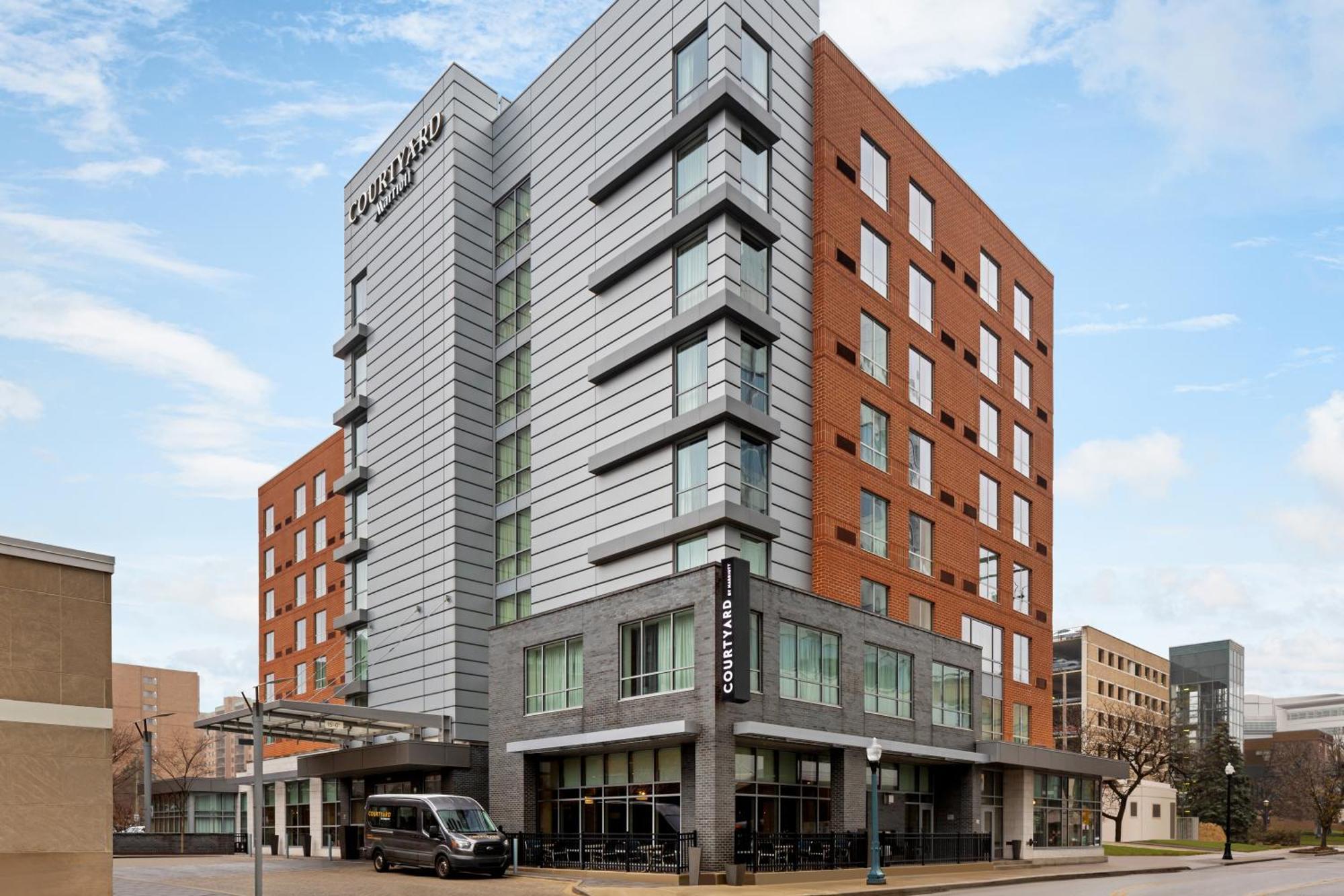 4 Top-Rated 3-Star Hotels Near West Side Market Cleveland
